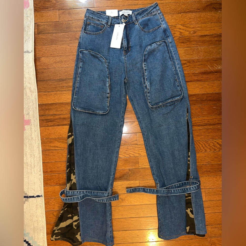 NWT size LARGE high-waisted,cargo pockets, camouflage embellishment denim jeans!